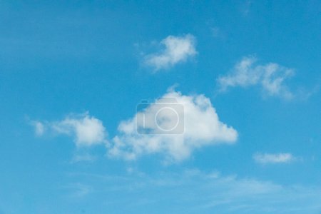 Téléchargez les photos : Motif de ciel bleu avec des bandes harmoniques douces de nuages - en image libre de droit