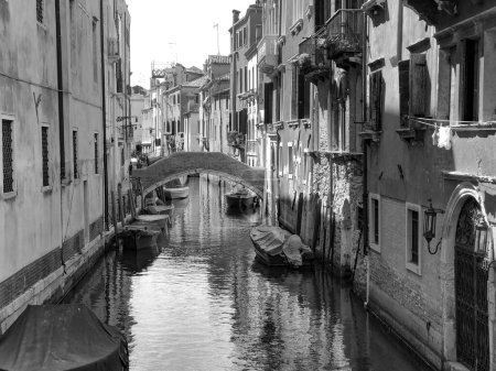 Foto de Canal estrecho con barcos en Venecia, Italia - Imagen libre de derechos