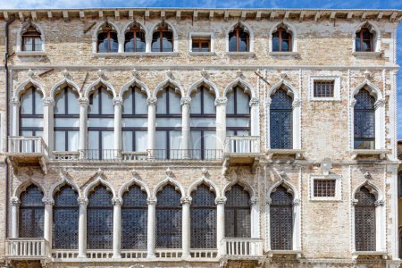 Foto de Fachada de un antiguo palacio veneciano con ventanas cerradas en Venecia, Italia - Imagen libre de derechos