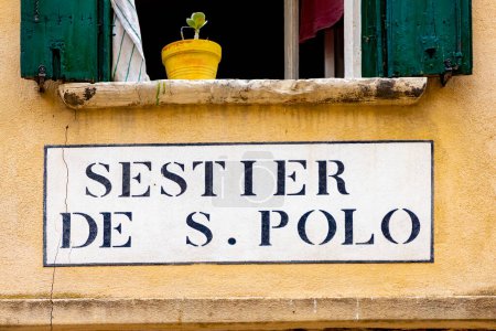 Téléchargez les photos : Signalisation sestier de san Polo à Venise à un mur de vieille maison grunge - en image libre de droit