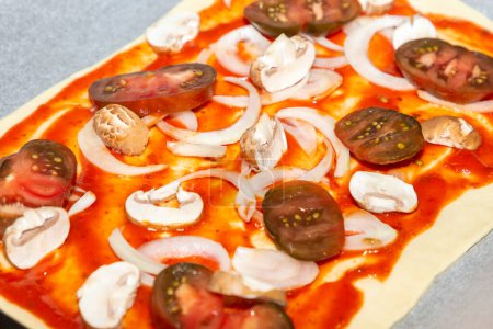 Téléchargez les photos : Préparation d'une pizza maison de bonne avec pâte à levure style italien - en image libre de droit