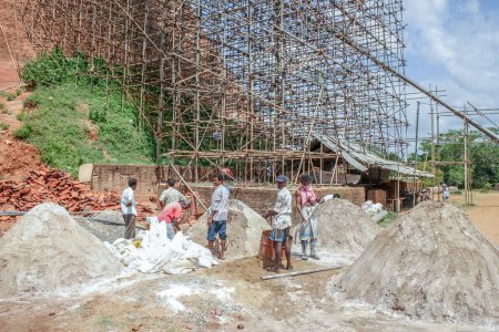 Téléchargez les photos : Anuradhapura, Sri Lanka - 13 mai 2014 : ouvrier aux ruines du 3ème siècle Jetavanarama Dagoba sur l'ancien site d'Anuradhapura au Sri Lanka. Il mesurait 100 mètres de haut et était construit en briques rouges.. - en image libre de droit