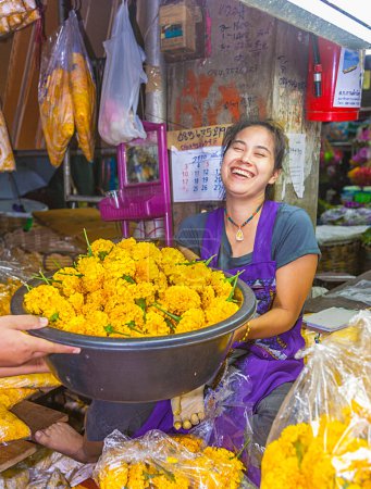 Téléchargez les photos : Bangkok, Thaïlande - 12 mai 2009 : une femme vend des fleurs fraîches au marché du matin Pak Khlong Thalat à Chinatown, Bangkok, Thaïlande. - en image libre de droit