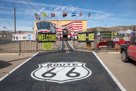 Téléchargez les photos : Flagstaff, États-Unis - 9 mars 2019 : vue panoramique sur le magasin vendant des souvenirs de la Route 66 et emblème de la route 66 au sol bitumineux. - en image libre de droit