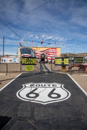 Téléchargez les photos : Flagstaff, États-Unis - 9 mars 2019 : vue panoramique sur le magasin vendant des souvenirs de la Route 66 et emblème de la route 66 au sol bitumineux. - en image libre de droit