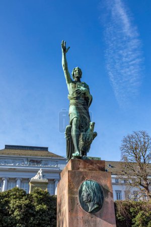 Téléchargez les photos : Coblence, Allemagne - 14 février 2021 : Mémorial Josef Gorres dans le parc du Rhin à Coblence. Il a été inauguré en 1928 en l'honneur du publiciste Josef Gorres, sculpté par Richard Langer. - en image libre de droit