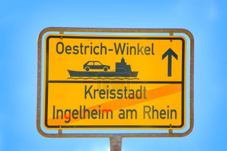 Foto de Oestrich-Winkel, Alemania - 26 de abril de 2021: camino al ferry en Oestrich-Winkel. La ciudad belogs a Kreisstadt - engl: ciudad del condado - Ingelheim am Main. - Imagen libre de derechos
