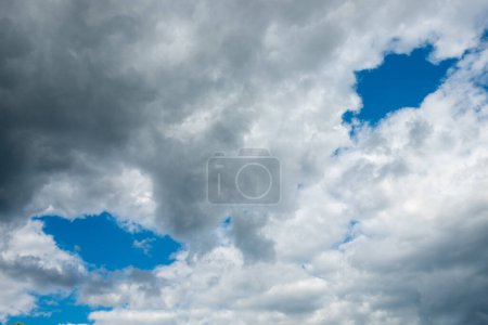 Téléchargez les photos : Modèle de nuages sombres avec ciel partiellement bleu donne une humeur effrayante - en image libre de droit