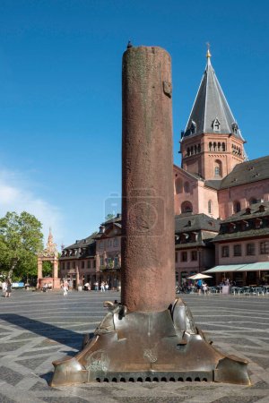 Téléchargez les photos : Les Heunensaelen sont des colonnes circulaires de grès qui ont été faites il y a 1000 ans pour la cathédrale de Mayence, Mayence, Allemagne - en image libre de droit