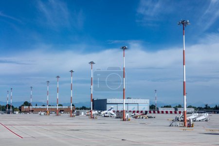 Téléchargez les photos : Venice, Italy - July 1, 2021: apron position for parking aircrafts at tourists at the Venice Airport Marco Polo. - en image libre de droit