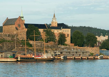Téléchargez les photos : Panoramic view of medieval Akershus Fortress - Akershus Festning - historic royal residence at Oslofjorden sea shore - en image libre de droit