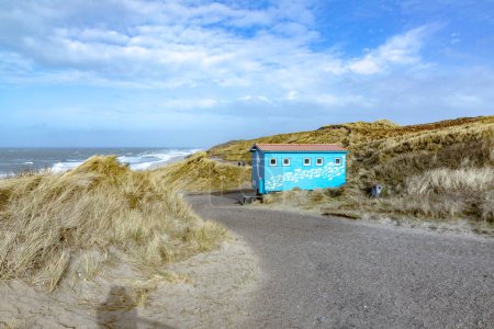 Foto de List, Germany - February 16, 2022: scenic landscape in Sylt with ocean, dune and empty beach hut in spring time. - Imagen libre de derechos