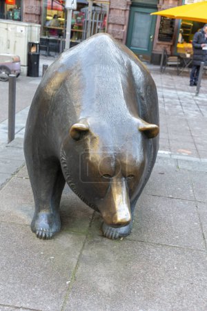 Téléchargez les photos : Frankfurt, Germany - December 13, 2022: Bull and Bear Statues at the Frankfurt Stock Exchange in Frankfurt, Germany. Frankfurt Exchange is the 12th largest exchange by market capitalization. - en image libre de droit