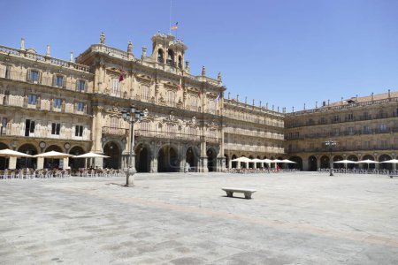 Téléchargez les photos : Salamanca, Spain - July 31, 2022: View at the baroque public plaza, 18th century, Plaza Mayor in Salamanca downtown city, Spain - en image libre de droit