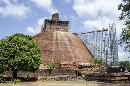 Téléchargez les photos : Anuradhapura, Sri Lanka - May 13, 2014: The ruins of the 3rd century Jetavanarama Dagoba at the ancient site of Anuradhapura in Sri Lanka. It was 100 metres tall and constructed using red bricks. - en image libre de droit