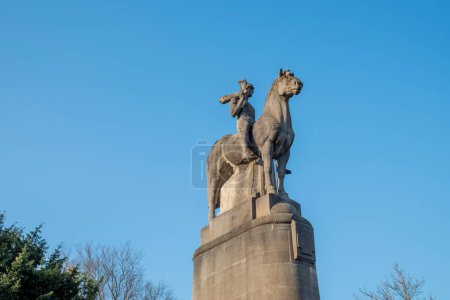 Foto de Wiesbaden, Germany - March 27, 2022: The monument from 1909 was formed by sculptor Franz Pritel and reminds of the won battles from the German French war with Woerth and Weienburg, Sedan and Paris. - Imagen libre de derechos