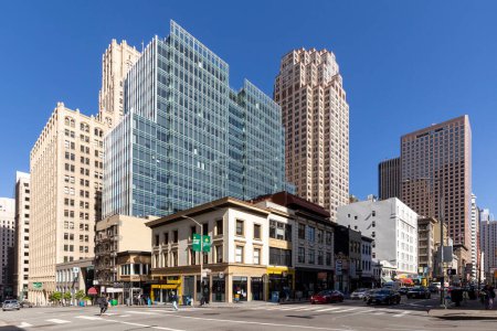 Foto de San Francisco, Estados Unidos - 6 de junio de 2022: vista a los edificios históricos del centro de San Francisco en la ciudad de tchina con edificios tradicionales antiguos y rascacielos modernos. - Imagen libre de derechos