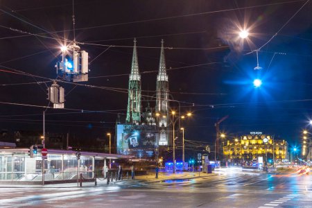 Téléchargez les photos : Vienna, Swedenplace at night with traffic lights with view to the wonderful church, Austria - en image libre de droit