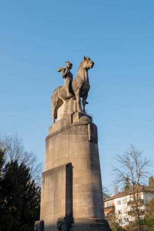 Foto de Wiesbaden, Germany - March 27, 2022: The monument from 1909 was formed by sculptor Franz Pritel and reminds of the won battles from the German French war with Woerth and Weienburg, Sedan and Paris. - Imagen libre de derechos