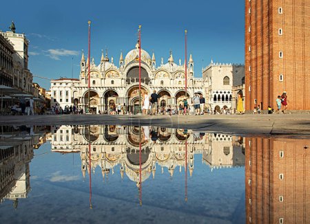 Foto de Venecia, Italia - 2 de julio de 2021: reflejo de la catedral de San Marcos en la plaza de San Marcos en Venecia, Italia - Imagen libre de derechos