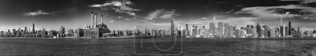 Foto de New York, USA - October 6, 2017: panorama of New York with river Hudson in black and white. - Imagen libre de derechos
