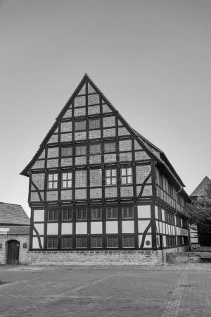 Foto de Detmold, Alemania - 16 de octubre de 2020: pintorescas casas antiguas con entramado de madera en la ciudad de Detmold en el área de Lippe en Alemania. - Imagen libre de derechos