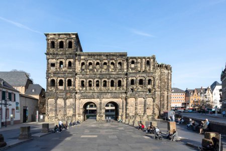 Téléchargez les photos : Trier, Germany - November 7, 2020: people rest in front of Porta Nigra, the old roman city gate, in Trier. - en image libre de droit
