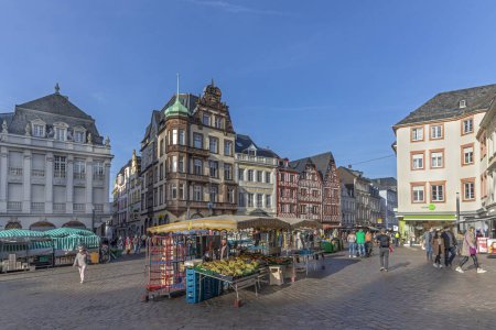 Foto de Trier, Germany - November 7, 2020: people go shopping at the central market square in Trier at the farmers market. - Imagen libre de derechos