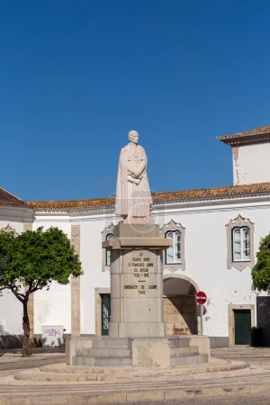 Foto de Faro, Portugal - October 3, 2020: statue of the bishop Francisco comes do Avelar at the market square in Faro, Portugal.background, Portugal - Imagen libre de derechos