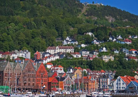 Téléchargez les photos : Bergen, Norway - July 3, 2009: Famous Bryggen street at harbor with wooden colored houses in Bergen, Norway, UNESCO world heritage site - en image libre de droit
