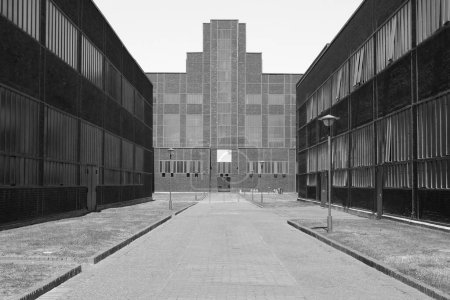 Foto de Essen, Germany - July 23, 2019: facade of historic headquarter building of  mine Zeche Zollverein. Nowadays it serves as  red dot industry museum in Essen. - Imagen libre de derechos