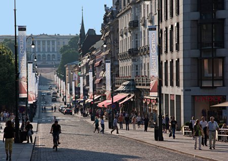Foto de Oslo, Norway - July 2, 2009: people visit the old part of Oslo with cobble stone street and historic buildings. Oslo ist the capital of Norway. - Imagen libre de derechos