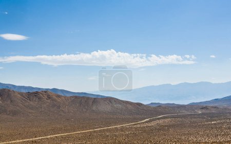 Téléchargez les photos : Empty Panamint Valley desert road from death valley - en image libre de droit
