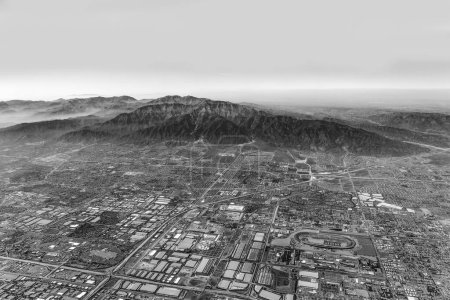 Téléchargez les photos : Aerial of Los Angeles under clear sky on a sunny day - en image libre de droit