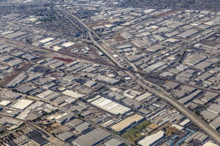 Téléchargez les photos : Aérienne de la zone industrielle de Los Angeles sous un ciel dégagé par une journée ensoleillée - en image libre de droit