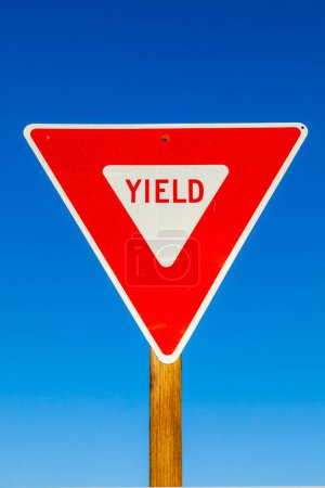 Téléchargez les photos : Yield Signe sur l'autoroute avec ciel bleu - en image libre de droit
