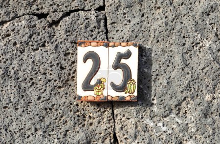 Foto de Muralla de piedras volcánicas con casa número 25 en Lanzarote, España - Imagen libre de derechos