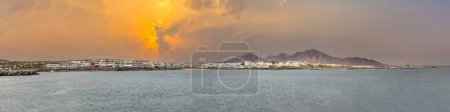 Téléchargez les photos : Vue panoramique de Blaya Blanca à Lanzarote depuis le bord de mer avec un ciel spectaculaire - en image libre de droit