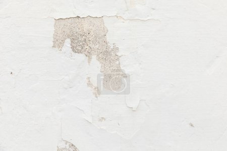 Téléchargez les photos : Motif de mur grunge avec peeling peinture blanche sur un fond de plâtre - en image libre de droit