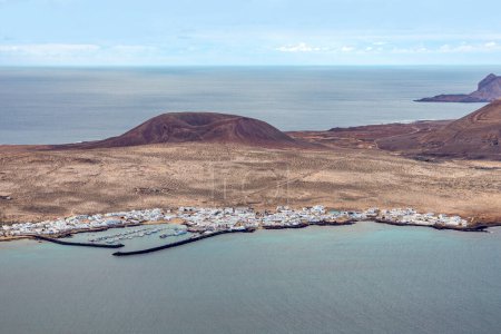 Téléchargez les photos : Scenic view to small island La Graciosa near Lanzarote of the Canary islands - en image libre de droit
