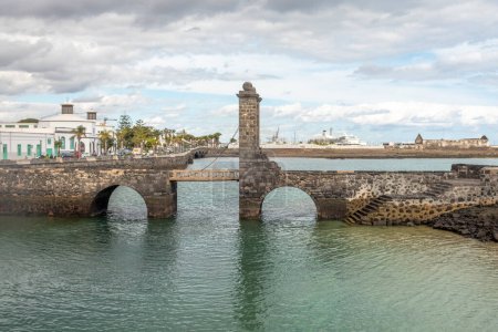 Téléchargez les photos : Historic draw bridge leading to San Gabriel Castle, Arrecife, capital city of Lanzarote, Canary Islands, Spain - en image libre de droit