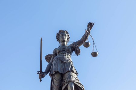 Téléchargez les photos : Statue de Lady Justice (Justitia) à Francfort, Allemagne - en image libre de droit