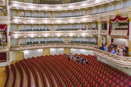 Foto de Dresde, Alemania - 17 de septiembre de 2008: Semper Opera desde dentro con los turistas Dresde, Alemania.El teatro de ópera fue construido originalmente por el arquitecto Gottfried Semper en 1841.. - Imagen libre de derechos
