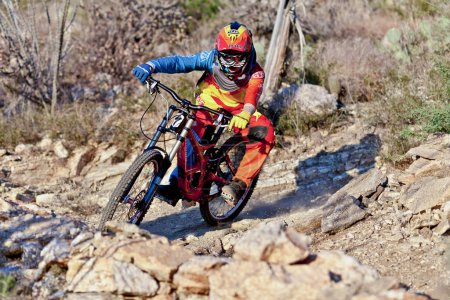 Foto de Tuscon, USA - November 11, 2011: downhill bike ride in Tuscon, USA. There are around 1,000 bicycle related deaths in the United States each year, 75% of which are due to head injuries. - Imagen libre de derechos