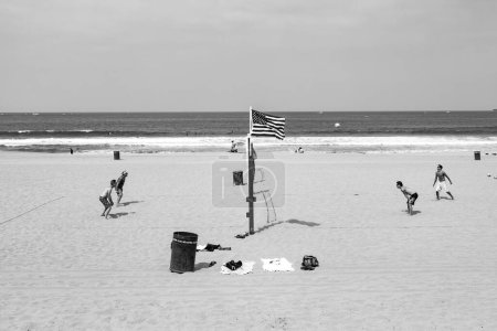 Téléchargez les photos : REDONDO BEACH, États-Unis - 6 JUIN 2012 : les gens aiment jouer au volley-ball sur la plage de sable fin de Redondo Beach près de Los Angeles
. - en image libre de droit