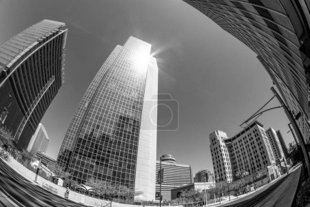 Foto de Phoenix, Estados Unidos - 14 de junio de 2012: perspectiva de rascacielos en el centro de Phoenix. Central Avenue representa casi todos los usos y estilos arquitectónicos encontrados en Phoenix. - Imagen libre de derechos