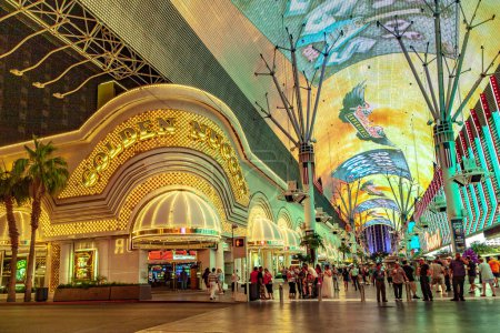 Téléchargez les photos : LAS VEGAS, États-Unis - 16 JUIN 2012 : L'hôtel Golden Nugget et casino du centre-ville de Las Vegas. Golden Nugget est le plus grand hôtel du centre-ville, avec un total de 2345 chambres
. - en image libre de droit