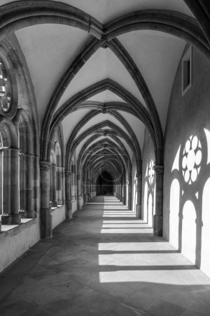 Foto de Tréveris, Alemania - 7 de noviembre de 2020: pilar escénico e isla en el antiguo monasterio en la cúpula de Tréveris, Alemania - Imagen libre de derechos