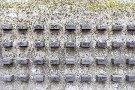 Téléchargez les photos : Frankfurt, Germany - January 25, 2023: names of killed jewish people at a wall of the old jewish cemetery in Frankfurt, Germany. - en image libre de droit