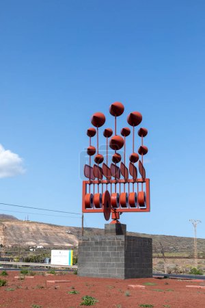 Foto de Arrieta, Lanzarote - 3 de febrero de 2023: Una escultura en movimiento en una rotonda en Arrieta, Lanzarote, del famoso artista Cesar Manrique.v - Imagen libre de derechos